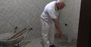 Após 24 anos, idoso mostra banheiro onde concretou mulher