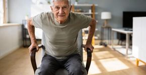 Como recuperar a massa muscular aos 70 anos: 5 exercícios fáceis para fazer em casa