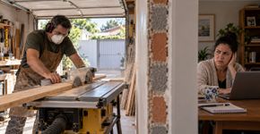 Vizinho começa a usar uma máquina barulhenta na garagem para complementar a renda, moradores reclamam e ele responde que só trabalha durante o dia
