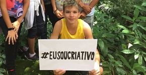 Alunos transformam gaiolas que capturavam animais silvestres em bibliotecas itinerantes