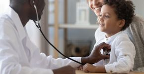 Veja como ajudar a criança a perder o medo de médico