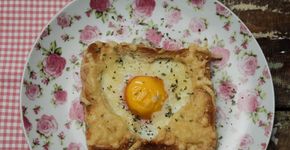 Torrada com ovo e crosta de parmesão; confira a receita