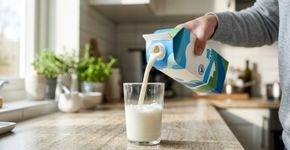 Beber leite cru de uma fazenda com boas condições de higiene parece não oferecer riscos, mas a limpeza durante a ordenha não garante a eliminação de microrganismos perigosos: o CDC recomenda escolher leite pasteurizado para evitar infecções alimentares.