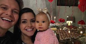 Thais Fersoza e Michel Teló mostram os primeiros passos da filha