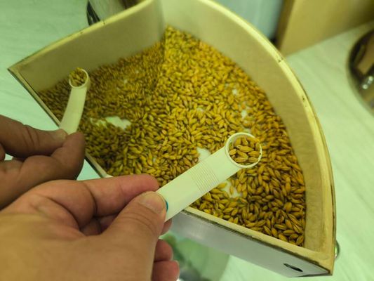 Tudo isso acontece em salas super didáticas e sensoriais onde é possível até cheirar e provar um grão de cereal de cevada e também de lúpulo e levedura