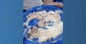 Escola serve salsicha com farinha na merenda e alunos denunciam