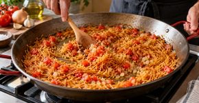 Cozinheiros e avós mediterrâneos concordam: “O macarrão da fideuà fica muito melhor se for tostado com tomate, alho e cebola picada antes de adicionar o caldo. Use 400 ml de caldo para cada 100 g de macarrão.”