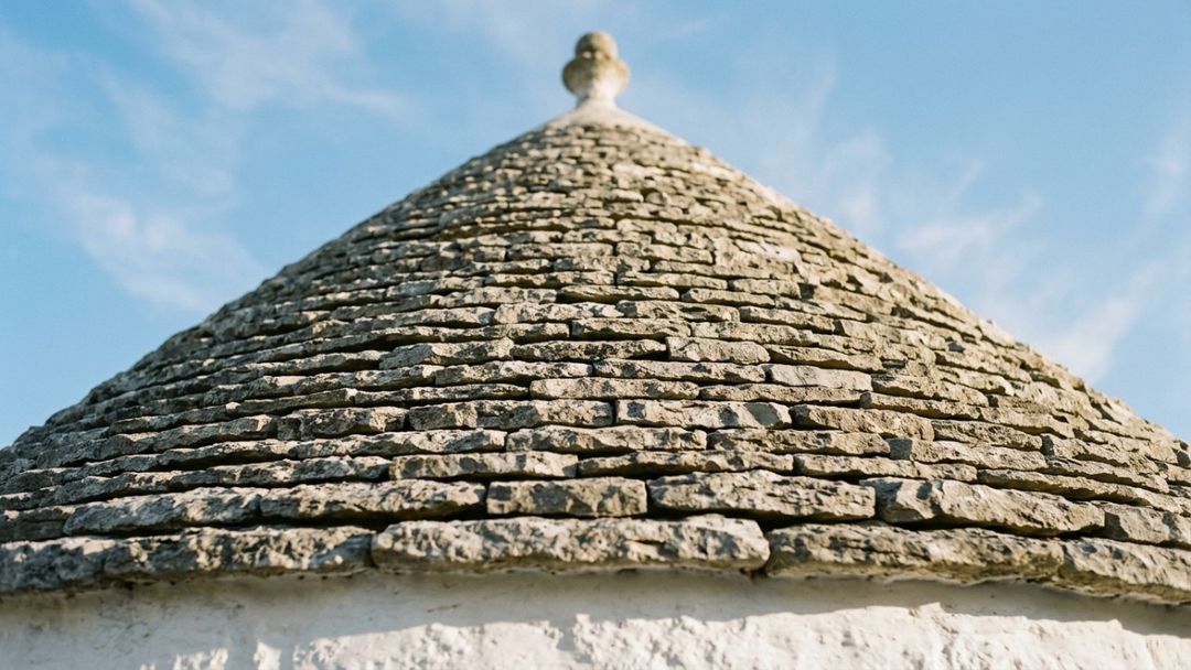 A preservação dos trulli centenários mantém viva a autêntica identidade histórica da Puglia.