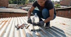 Mecânico brasileiro colocou uma garrafa com água no telhado durante os apagões de 2002, e testes mostram que sua “lâmpada solar” transmite de 50% a 70% da luz e a espalha melhor pelo ambiente
