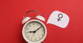 Dores nas articulações aumentaram na menopausa? Entenda a relação com a queda do estrogênio
