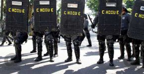 PMs do Batalhão de Choque se juntam aos manifestantes