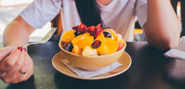 Salada de frutas refrescante com toque de suco de laranja