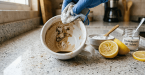 Nas casas onde a louça está sempre branquinha o truque é usar um pouco de bicarbonato com limão para tirar as manchas de café que grudam no fundo das xícaras de porcelana