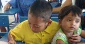 Para não perder aula, criança de 7 anos leva irmão à escola