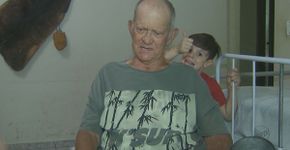 Neto de 6 anos cuida do avô cadeirante e vídeo viraliza