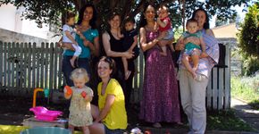 Sem babás ou creches, mães criam grupos para cuidar dos filhos