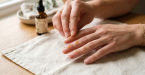 Técnica francesa de hidratação com óleo vegetal para evitar ressecamento das cutículas em cuidados pessoais semanais