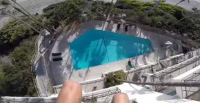 Homem pula de prédio de 5 andares, cai em piscina e filma tudo