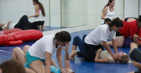 Mulheres recebem treinamento gratuito de defesa pessoal
