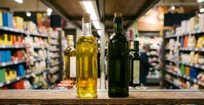 Comprar azeite com garrafa transparente ou garrafa escura: qual a diferença e qual os sommeliers de azeite recomendam?