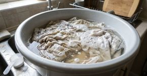 Dois especialistas em limpeza concordam: “A mistura de percarbonato e detergente é infalível para limpar e desinfetar completamente os panos de cozinha.”