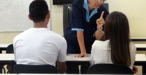 Professora se veste de faxineira para dar lição nos alunos
