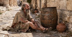 Diógenes aquele que vivia num barril: “Os homens mais ricos não são os que têm mais mas os que precisam de menos”