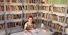Garota de 10 anos cria biblioteca nos fundos de casa para incentivar o hábito da leitura entre crianças