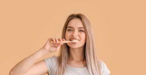 7 hábitos comuns que podem danificar os dentes