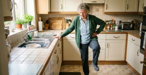 Vários treinadores concordam: “Aos 70 anos, em vez de fazer alongamentos parados, é muito mais eficaz treinar equilíbrio ficando em um pé só apoiado na pia da cozinha”
