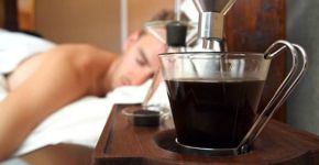 Designer britânico criar despertador que faz café