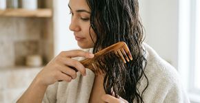Pentear o cabelo molhado com qualquer escova parece inofensivo, mas dermatologistas recomendam dentes largos para reduzir a quebra dos fios