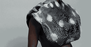 Roupa 3D com ‘escamas vivas’ intimida olhares indiscretos
