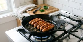 O que você deve colocar na frigideira ao fritar linguiças para evitar que o óleo espirre no fogão?
