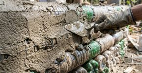Garrafas plásticas podem aparecer em uma construção alternativa, mas o material precisa estar protegido do sol e do fogo