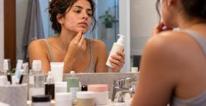 Acne em adultos: alterações hormonais e resistência à insulina podem influenciar o surgimento de espinhas além do consumo de chocolate