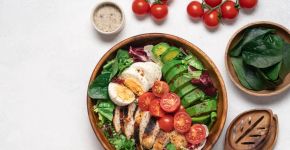 Jantar completo sem complicação: aprenda a fazer essa salada proteica com frango, abacate e ovo