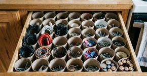 Não jogue fora os tubos de papelão do papel higiênico, você tem um organizador em mãos: 3 usos simples para gavetas e cabos