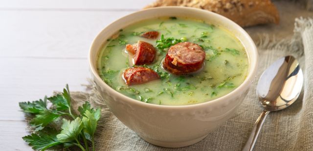 O melhor e mais fácil caldo verde para você fazer na sua casa