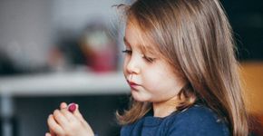 Adultização: menina de 3 anos faz tutorial de maquiagem