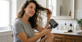 Adeus, secador logo após o banho: secar parte dos fios ao ar reduz a exposição ao calor