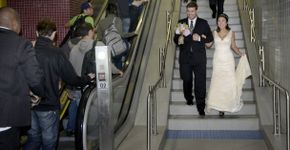 Casal vai de metrô ao próprio casamento; confira outros casórios criativos