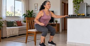 Os treinadores concordam: “Aos 60, em vez de caminhar 20 minutos, é muito mais eficaz fazer exercícios como agachamentos com cadeira ou flexões na bancada da cozinha.”