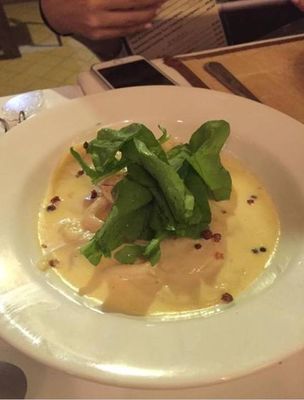 Ravioli recheado com mussarela de bufala e molho de camarão e lula do Appetito Bistrô