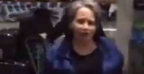 Senhora que acertou chinelada em Cunha passa noites no aeroporto