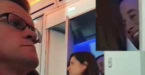 Vídeo de casal flagrado saindo do banheiro de avião viraliza