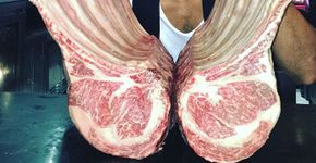 Chef turco viraliza na internet ao salgar carne com jeitinho sexy