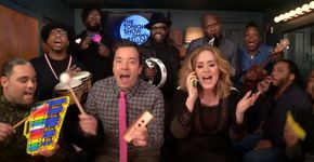 Adele faz versão inusitada de ‘Hello’ com instrumentos de brinquedo na TV