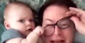 Pai e filho enviam vídeos engraçados para mãe enquanto ela trabalha fora