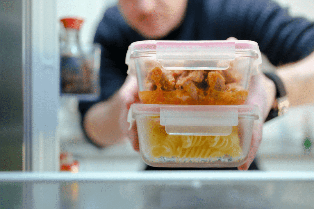 Armazenar sobras de alimentos em recipientes limpos e fechados facilita a conservação e o controle das porções (Imagem: Digito_Pitoresco | Shutterstock)